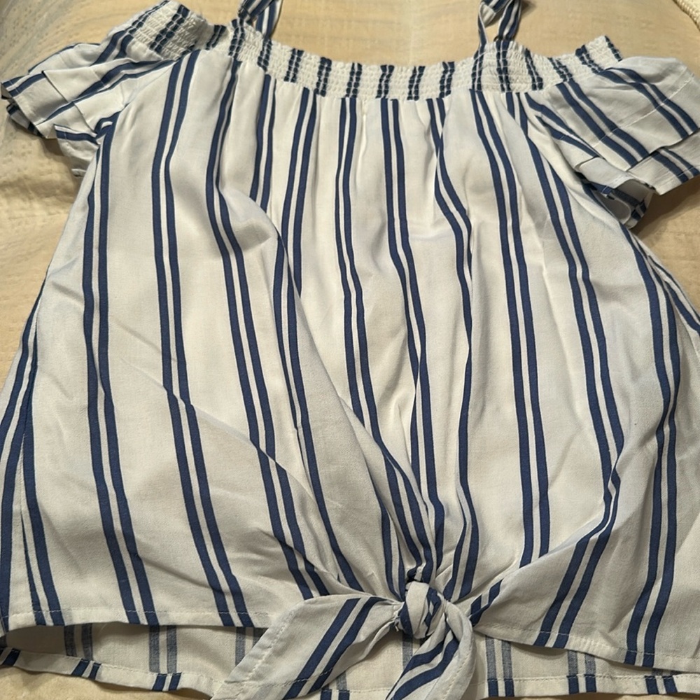 Super adorable blouse with tie